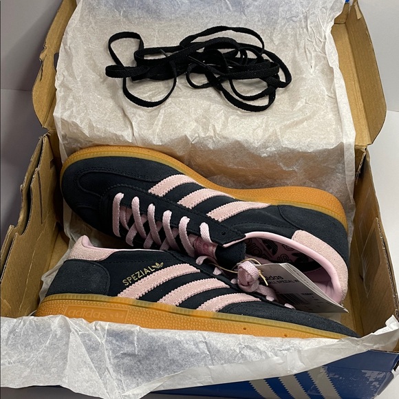 NIB ADIDAS Handball Spezial W Black with Light Pink Trim.  Size 6.5 women - Picture 3 of 7